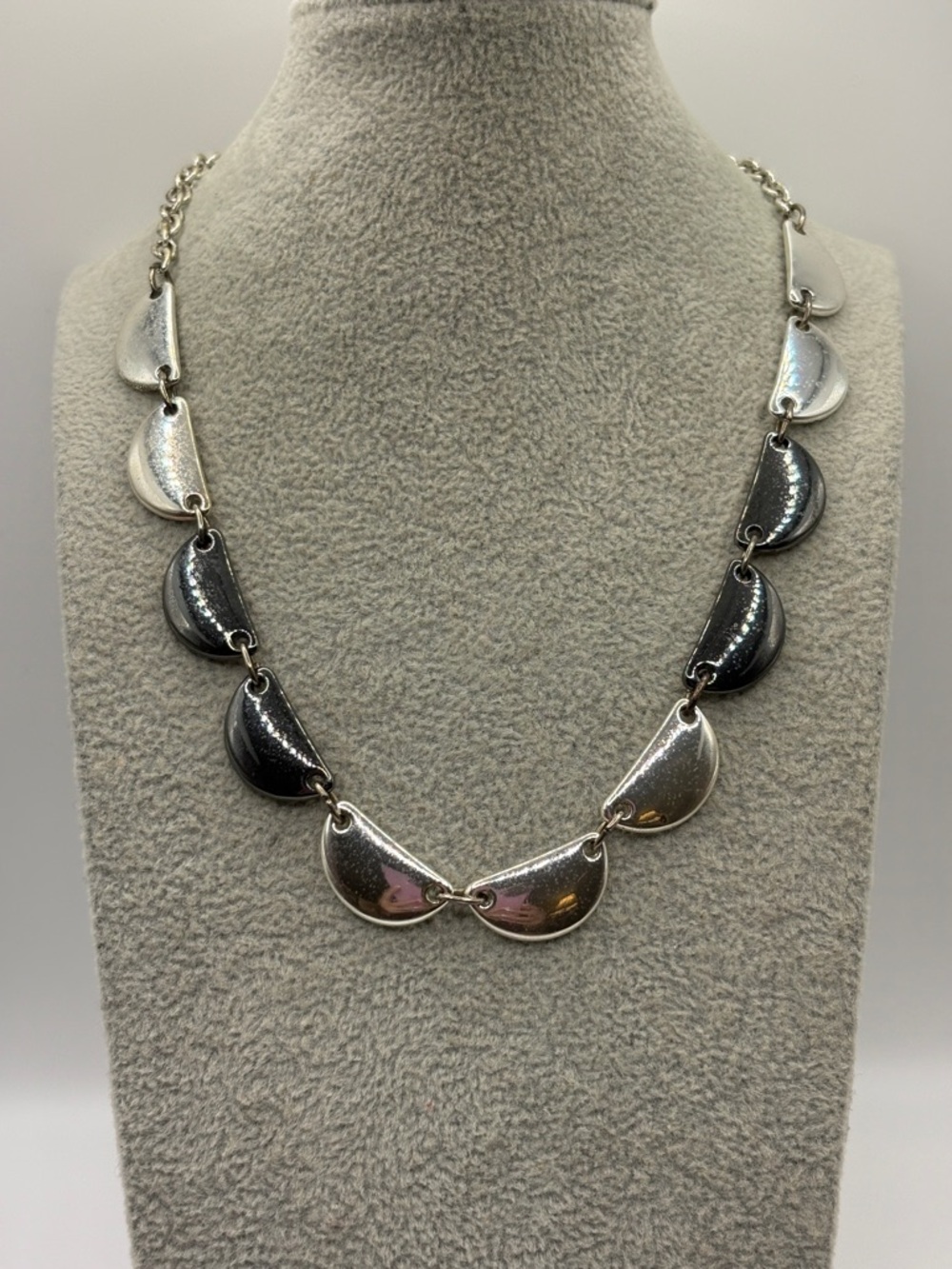 Liz Claiborne Silver & Gunmetal Crescent Link Bib Necklace Vintage 17”